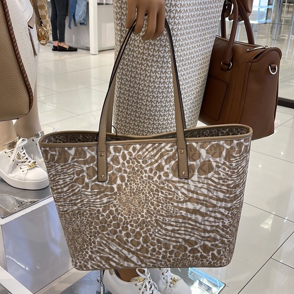 Michael Kors, this Carter Signature Animal Print Semi Lux Open Tote Handbag 
NWT - Picture 7 of 16